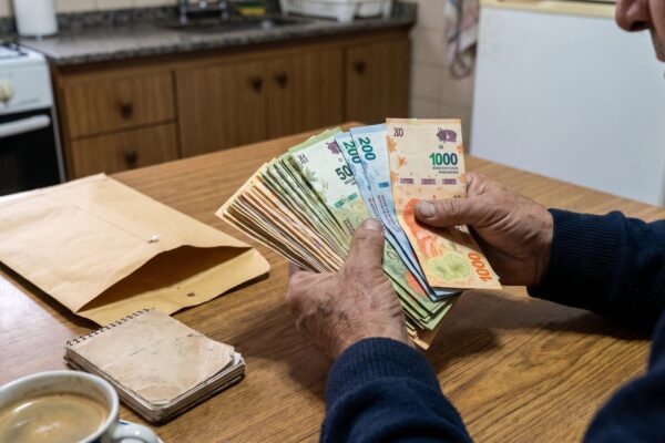 El salario privado registrado cayó por tercer mes consecutivo y acumula 3,6% de pérdida