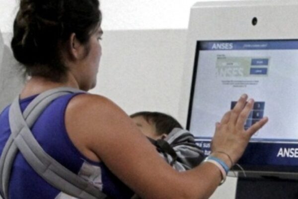 El Gobierno vuelve a proponer que la AUH deje de ajustarse por ley