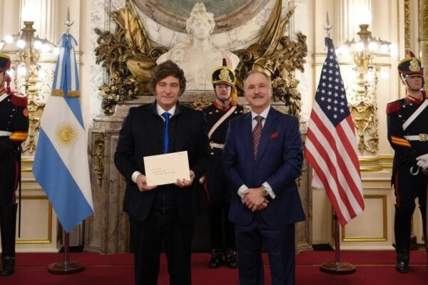 El embajador de EEUU elogió a Milei mientras la UIA reclama por la industria