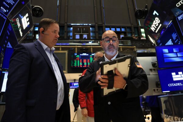 El riesgo país perforó los 500 puntos con Wall Street en alza