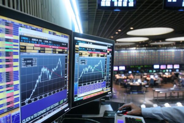 El Gobierno logra calma cambiaria y el riesgo país baja de 500 puntos