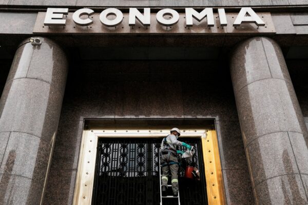El Gobierno reforzó $5,1 billones para Salud, energía y jubilaciones, pero el efecto neto es nulo