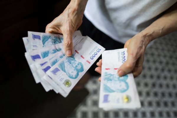 Un análisis económico advierte que el consumo real tarda en volver pese a la baja de inflación