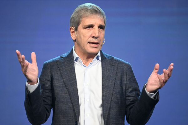 Caputo pidió a estudiantes que convenzan a sus padres de sacar los dólares del colchón