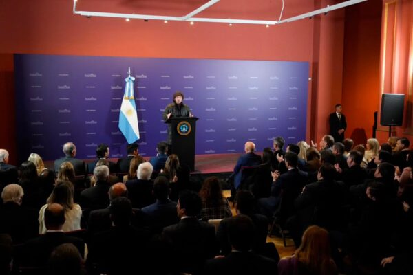 Milei reúne el lunes a los legisladores libertarios antes de una semana clave en el Congreso